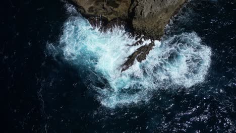 olas que chocan contra las rocas en la costa de nusa penida cerca de bali, indonesia