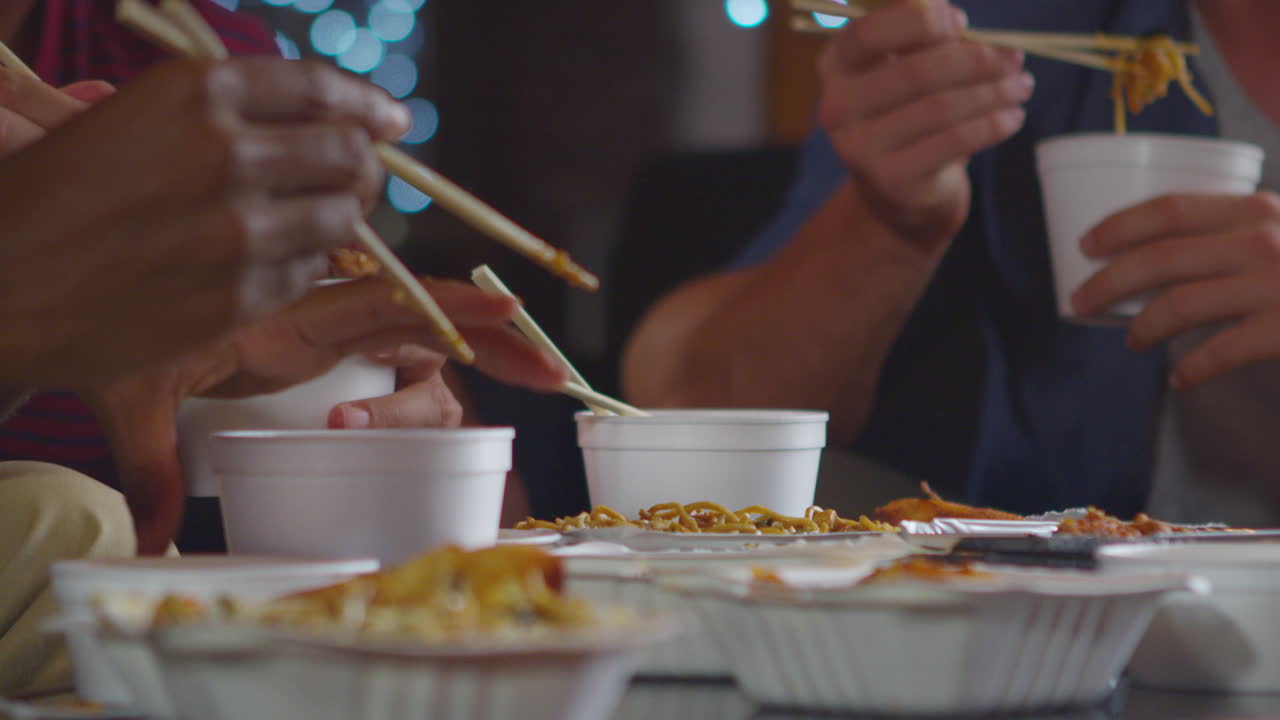 성인 친구들이 중국 식당을 나누고, 근접 중간 섹션, r3d에서 촬영