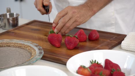 Cortar-Fresas-Y-Agregarlas-En-Un-Tazón-Para-Hacer-Una-Dieta-De-Tarta-De-Queso-Vegana-Casera-Sin-Lácteos-A-Base-De-Plantas-Y-Una-Alimentación-Saludable