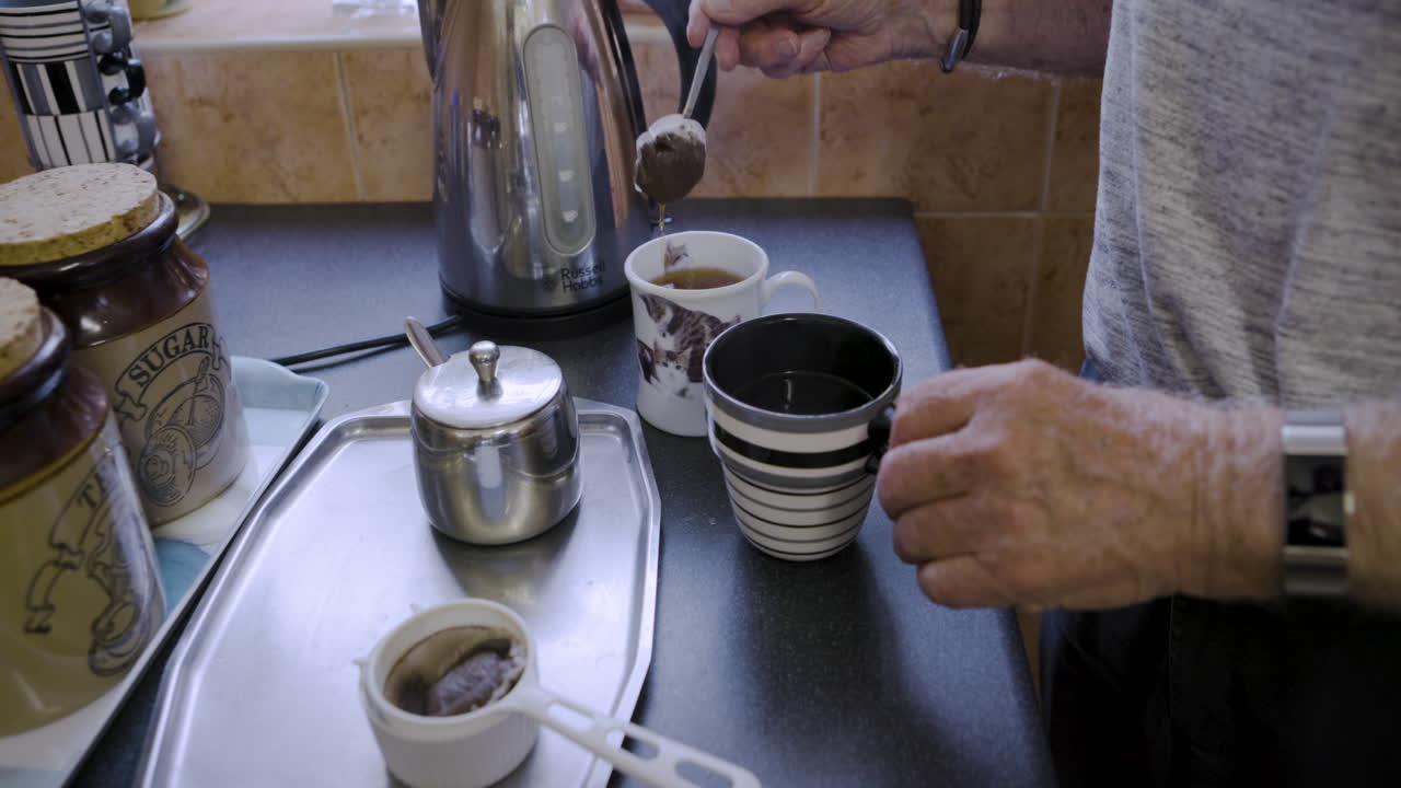 haciendo una taza de té