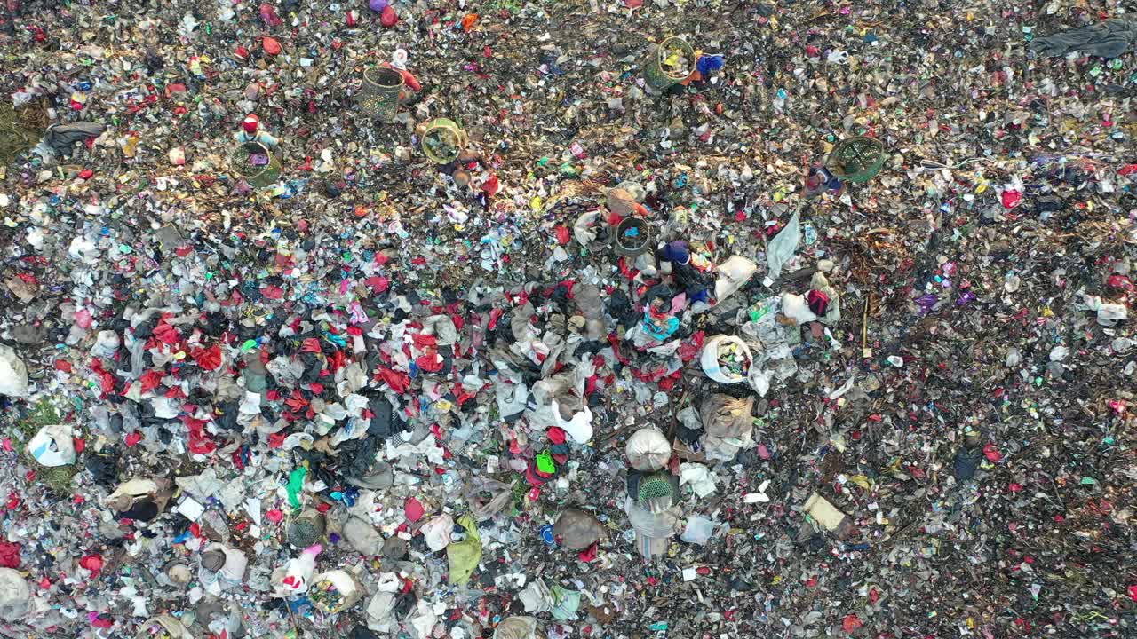 vertedero con maquinaria