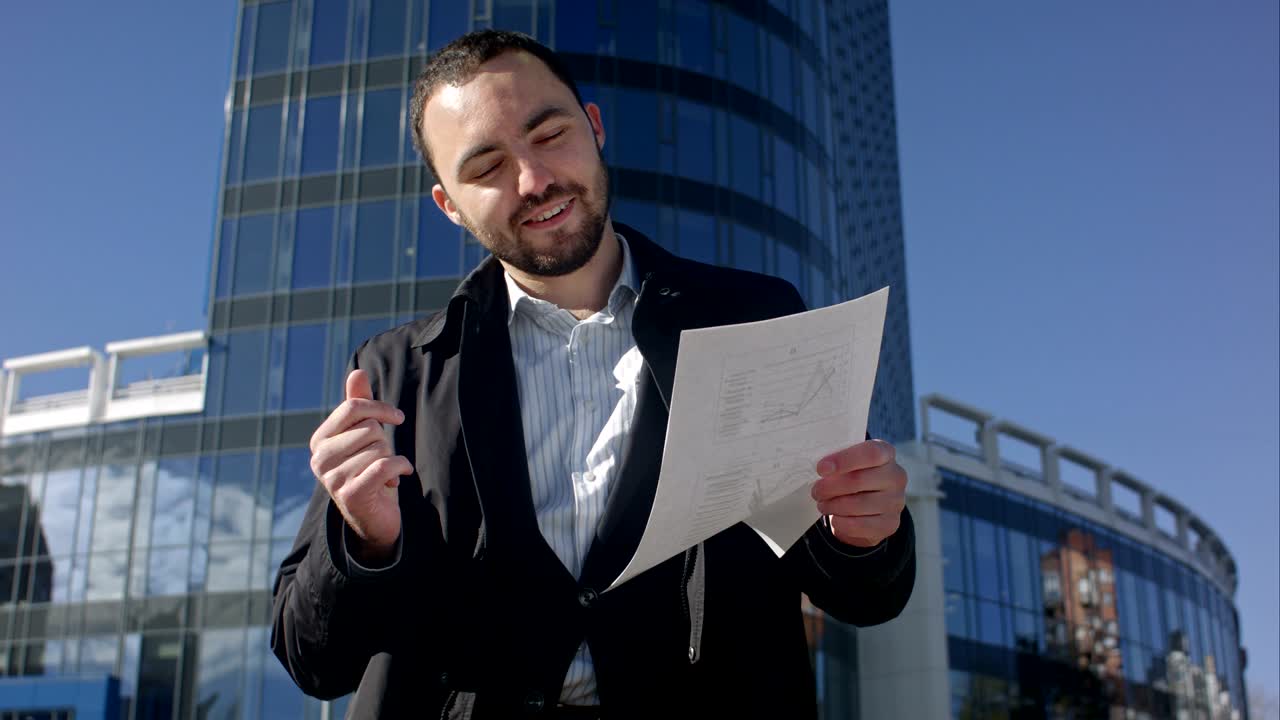 un hombre de negocios divertido bailando en la calle, al aire libre.