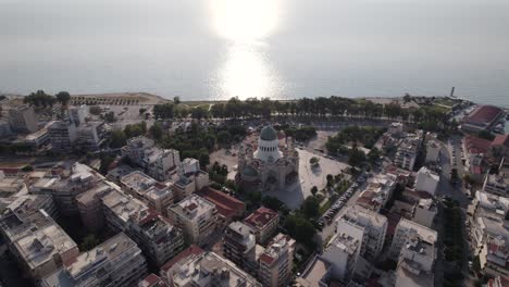 vista aérea alta da sagrada igreja de santo andré, famosa catedral à beira-mar, patras