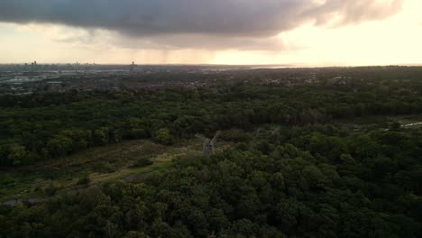 Molino-De-Bidston-Al-Amanecer,-Dron-Aéreo-Dron-Inverso-Liverpool-Amanecer-Y-Nubes-De-Tormenta