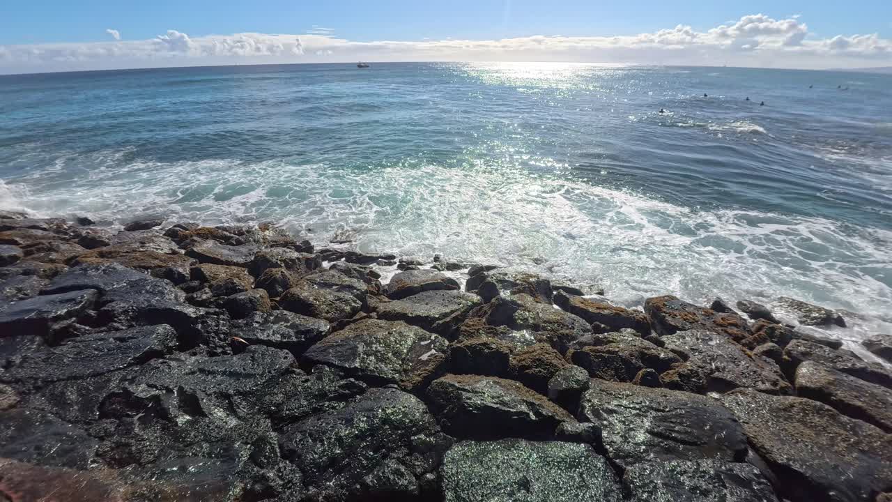 Splendida costa di Honolulu, Hawaii, con onde che si infrangono sulle rocce.