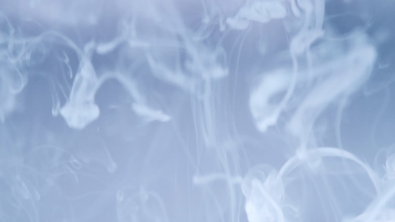 물 슬로우 모션 및 파란색 복사 공간 배경으로 떨어지는 우유 흐림