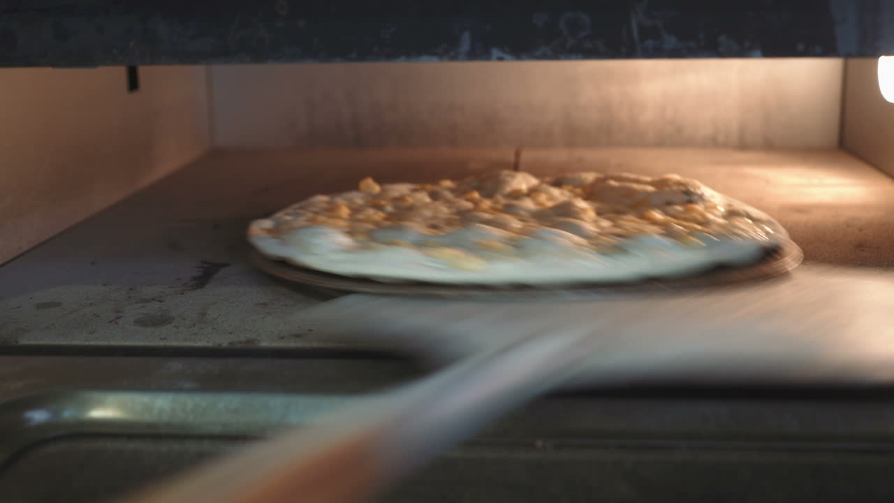 오븐 에서 피자를 구워