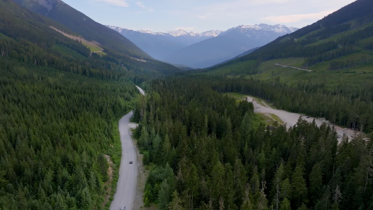 antena de automóviles que cruzan la carretera del lago duffey a través de bosques y montañas costeras en columbia británica, canadá