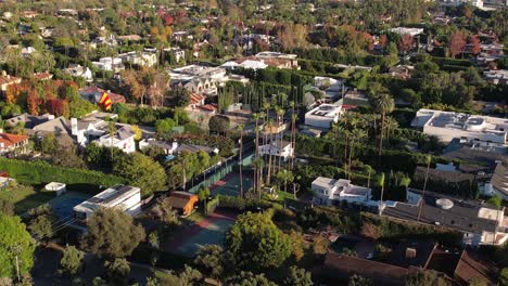 casas de lujo de gente famosa en los pisos de beverly hills - vista aérea ascendente