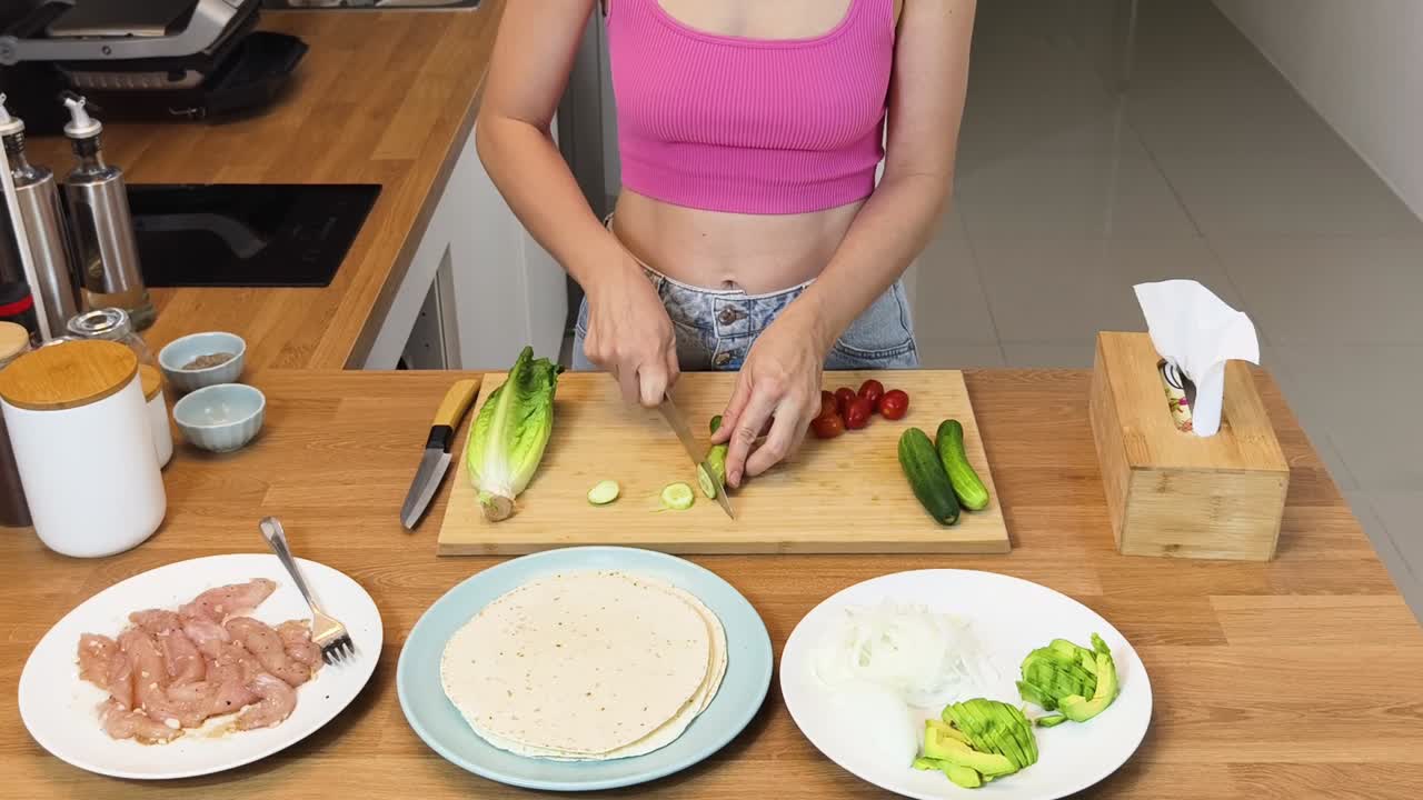 Preparando un delicioso wrap vegetariano con pollo