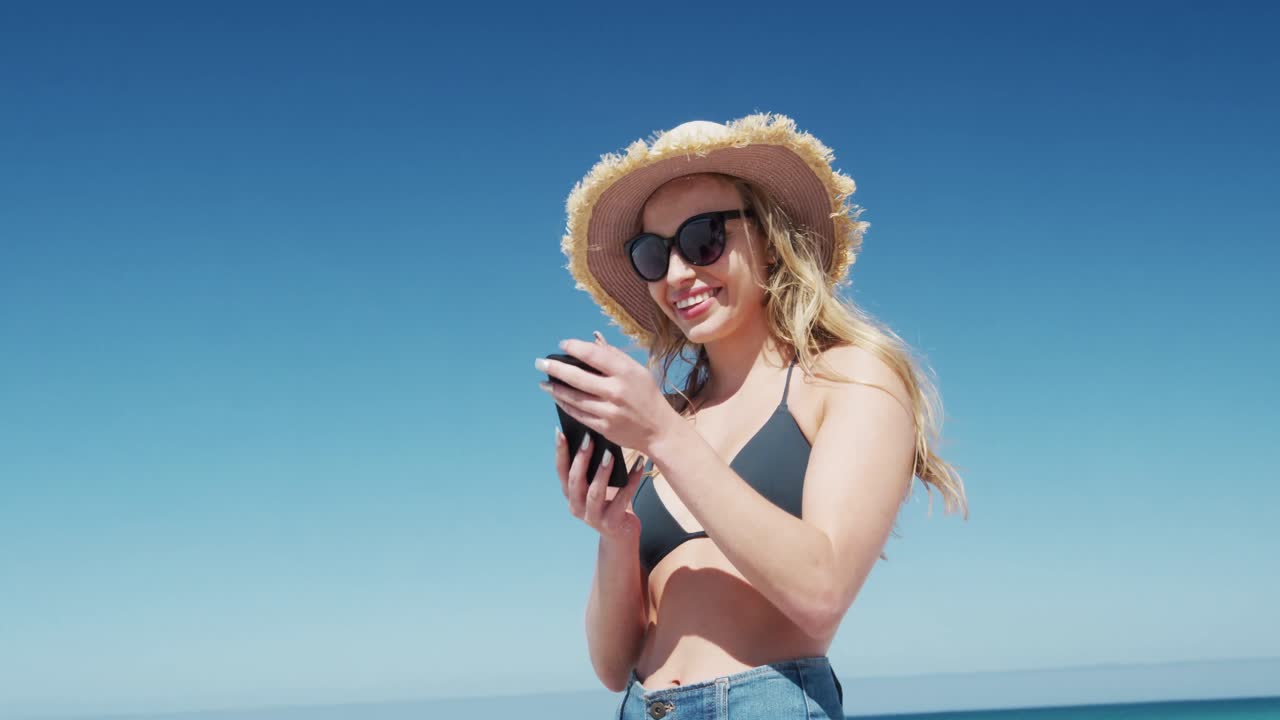 Donna che si gode il tempo libero sulla spiaggia