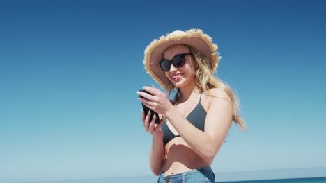 Mujer-Disfrutando-De-Tiempo-Libre-En-La-Playa