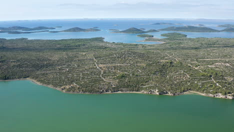 vista panorámica aérea del parque natural del lago vrana en dalmacia, croacia