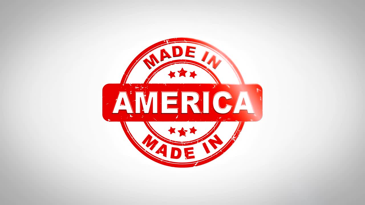 Animazione di timbro in legno con testo "Made In America" stampato. Inchiostro rosso su sfondo di carta bianca pulita con sfondo opaco verde incluso.
