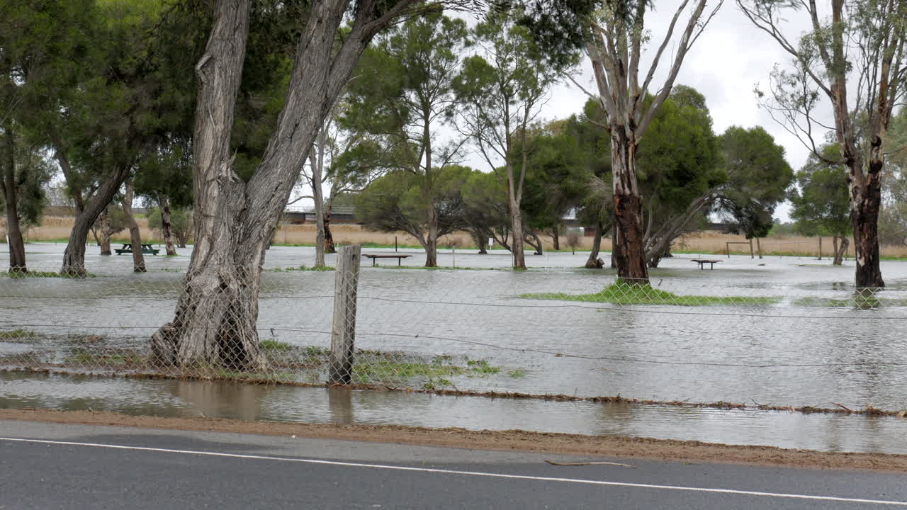 Aguas de inundación en un parque suburbano.