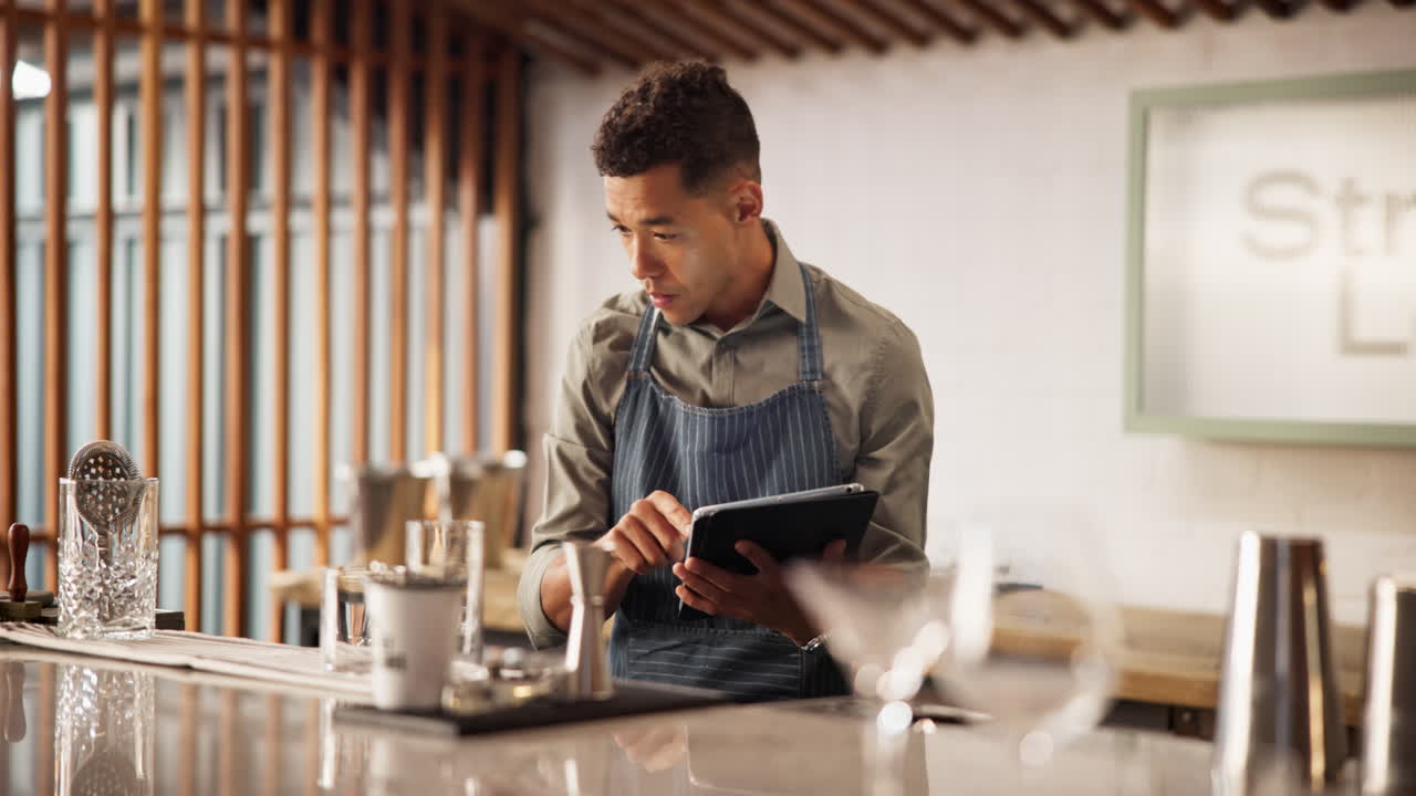 Barista che usa un tablet digitale in un bar