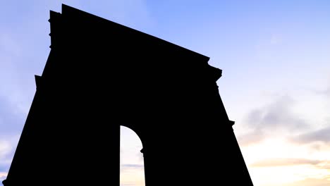 el lapso de tiempo del arco de triunfo el cielo al atardecer