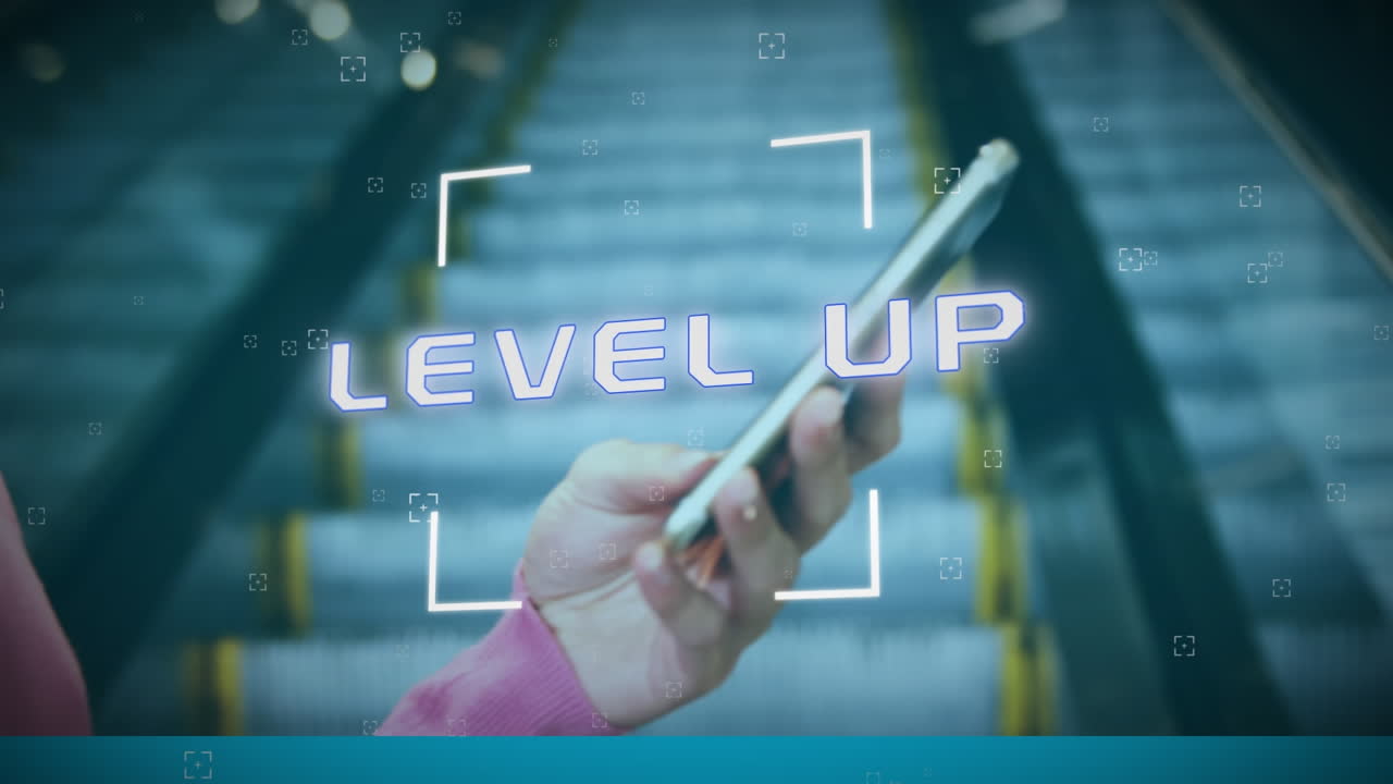 스마트폰을 사용하는 사업가 여성의 중간 섹션에 대한 레벨 업 텍스트에 대한 스 스캐닝의 애니메이션