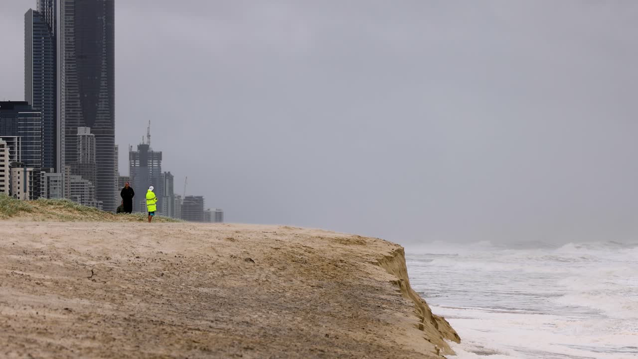 브로드비치 (broadbeach) 의 해안 침식을 촬영한 비디오는 태평양 해안선에 대한 사이클론 알프레드의 영향을 강조합니다.