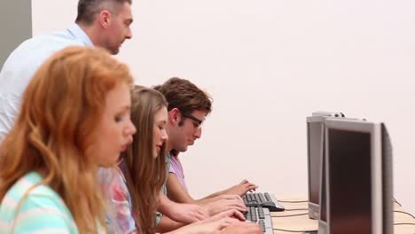 студенты работают в компьютерной комнате с лектором