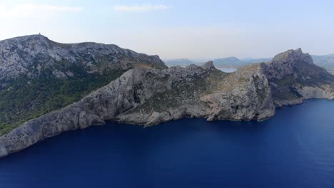 Luftpanoramablick-Auf-Die-Klippen-Von-Cap-De-Formentor,-Malorca