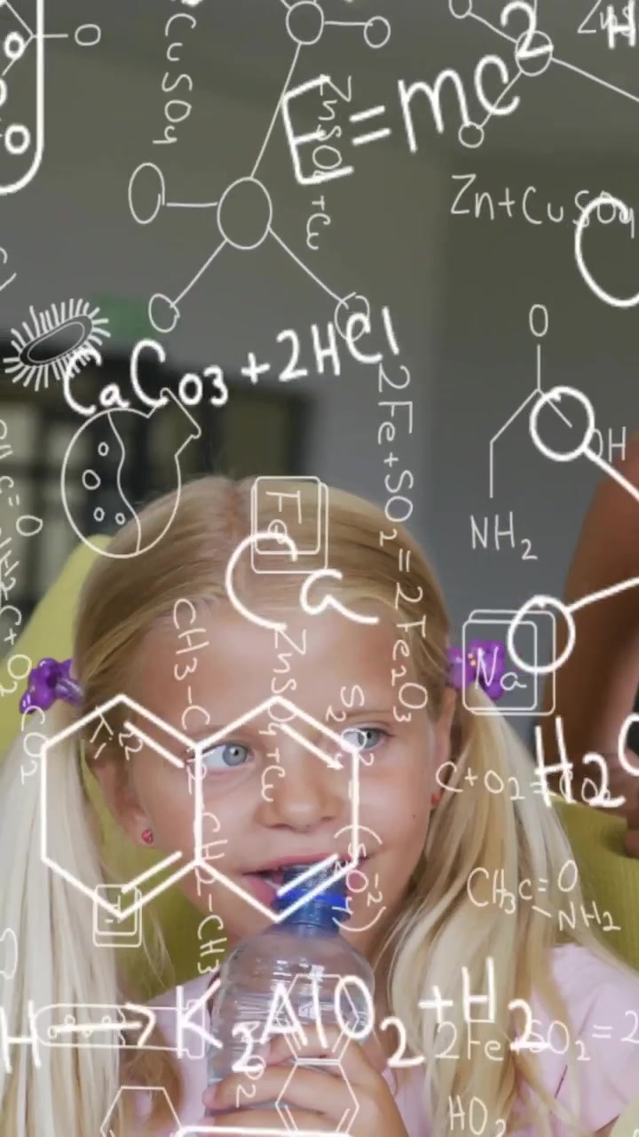 Video verticale: La telecamera si sposta mostrando una ragazza che beve acqua, idratandosi, sorridendo e guardando, con un'interfaccia di laboratorio sovrapposta