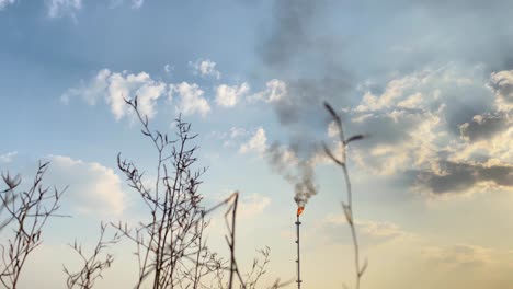 Schwarzer-Rauch-Aus-Dem-Schornstein-Einer-Industrieanlagenfabrik-Vor-Bewölktem-Himmel