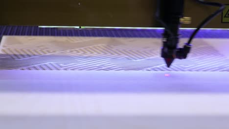 máquina de procesamiento de madera con láser de quemado por cnc, tecnología moderna en la industria.