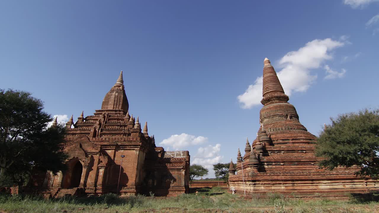 Nuvole che si muovono sopra una pagoda a Bagan, Myanmar. Cielo blu.
