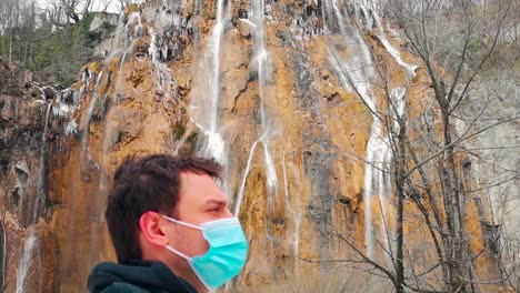 - hombre con máscara de corona en el parque nacional, croacia