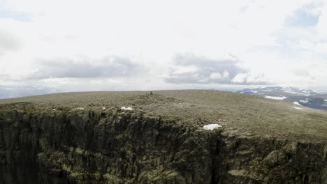 Stunning-aerial-view-of-Ranastongi-Peak-in-Hemsedal,-Norway