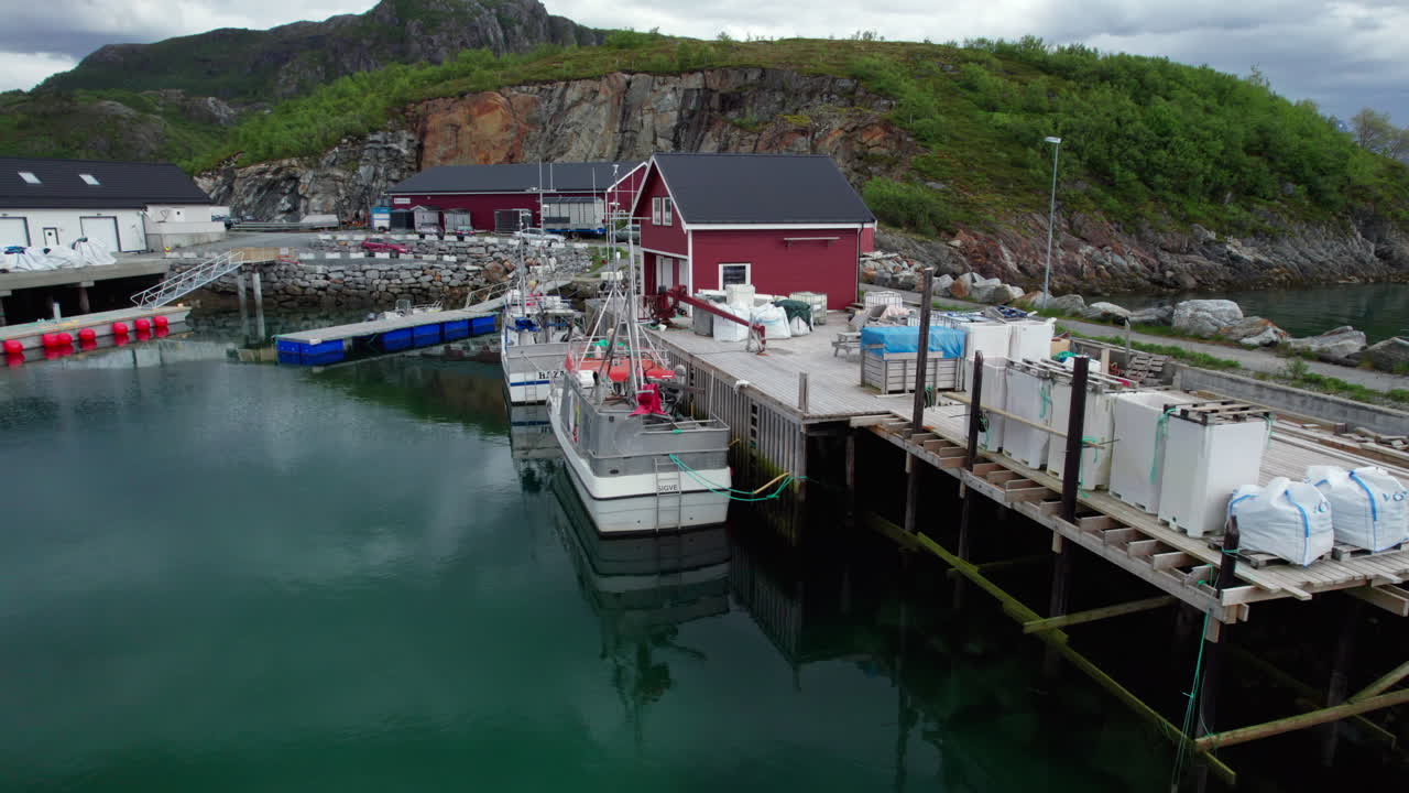 fotografía de cerca de un buque pesquero en el puerto de tonnes, helgeland, norte de noruega