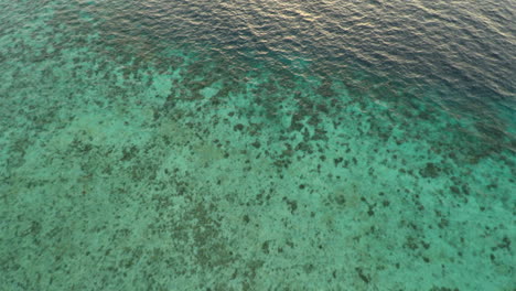 Flacher-Ozean,-Der-Vom-Regal-In-Tiefblaues-Wasser-Abfällt