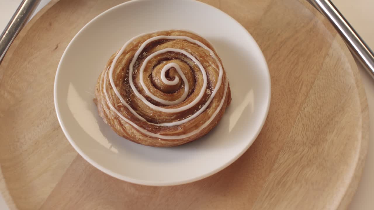 rollo de canela en el plato