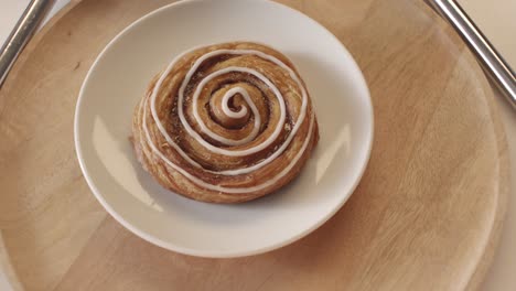 rollo de canela en el plato