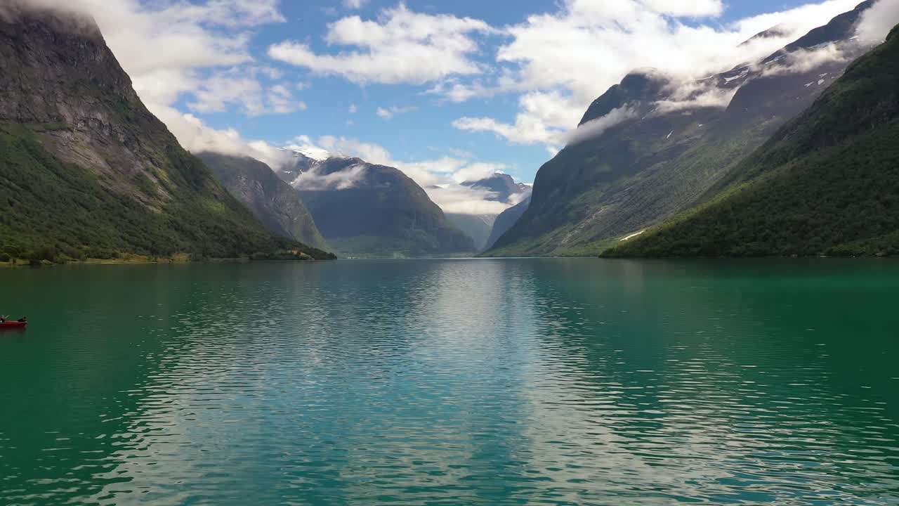 la hermosa naturaleza de noruega paisaje natural lago lovatnet.