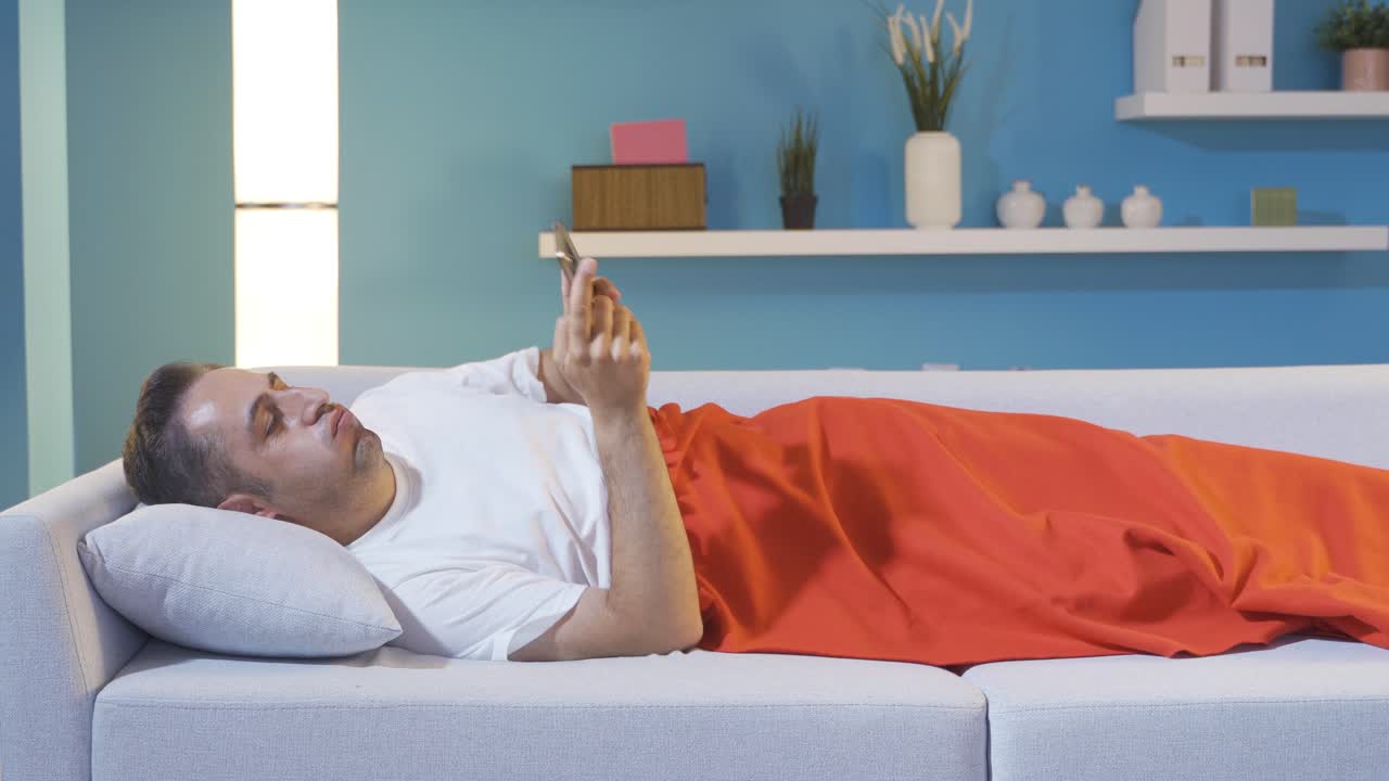 소파에  ⁇ 어있는 우울한 사려 깊은 남자.