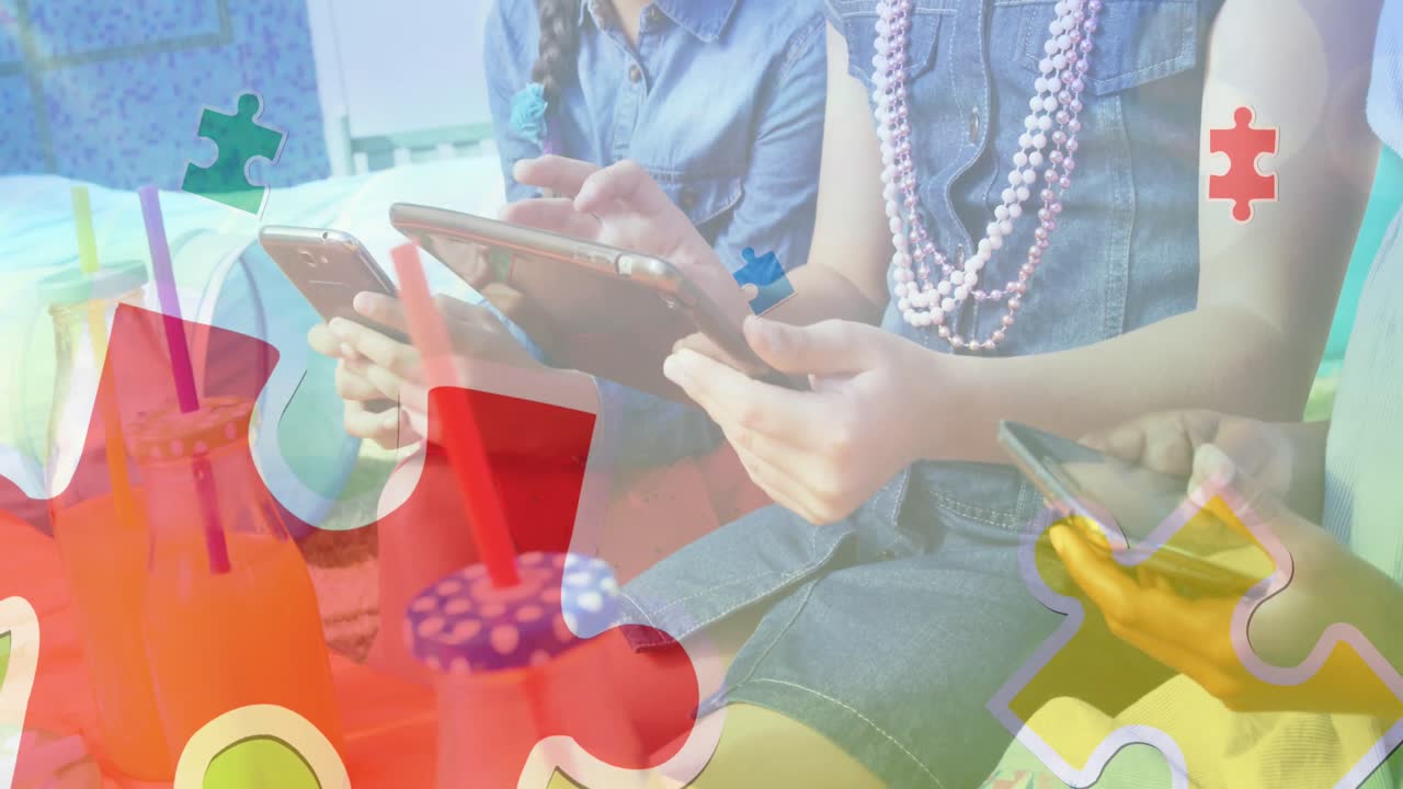 스마트 폰과 태블릿을 사용하는 행복한 친구들을 통해 다채로운 퍼즐 조각의 애니메이션