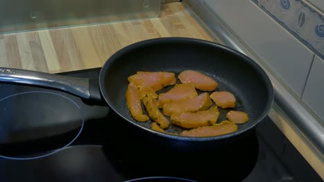 un lapso de tiempo de unos filetes de pechugas de pavo cocinándose en una sartén