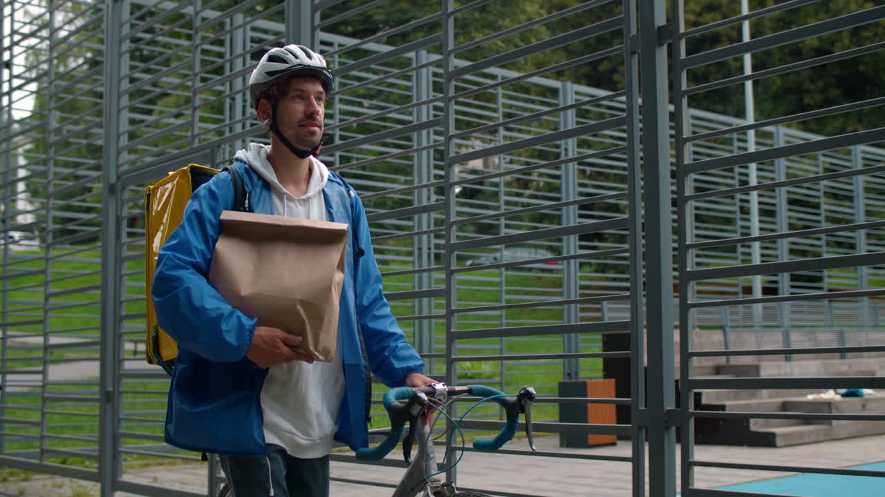 Livreur à vélo avec de la nourriture