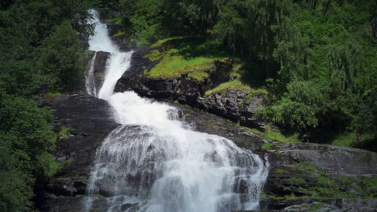 una de las muchas hermosas cascadas en el fiordo de geiranger