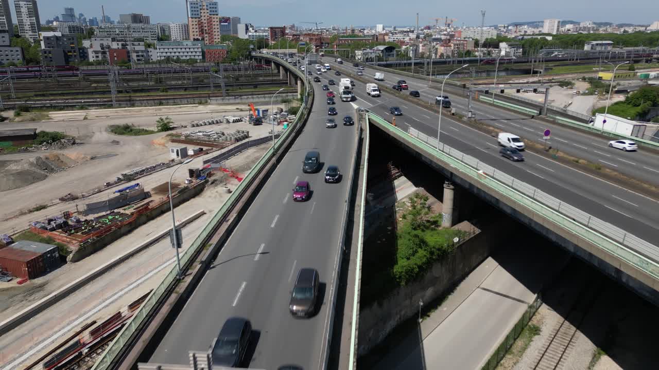 drone volando por encima de la autopista elevada sobre parís, francia