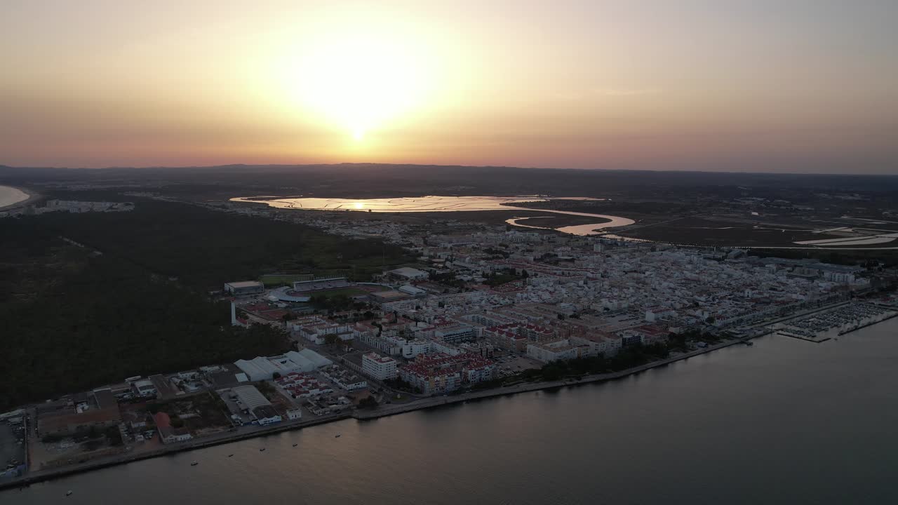 vista aérea de la aldea costera de vila real santo antonio al atardecer
