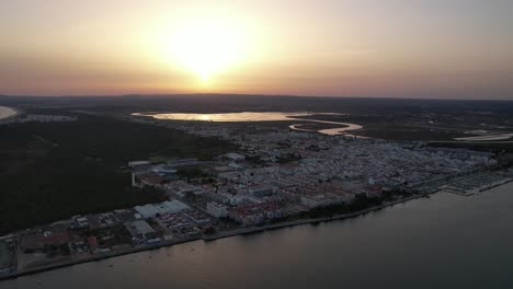 Vista-Aérea-Del-Pueblo-Costero-De-Vila-Real-Santo-Antonio-Al-Atardecer