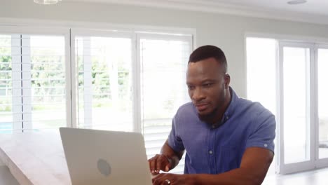 hombre usando una computadora portátil