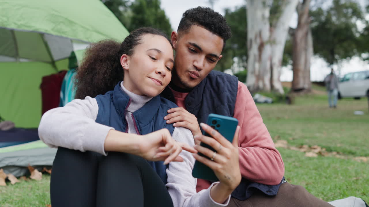 amigos, selfies y acampar con felicidad en la naturaleza
