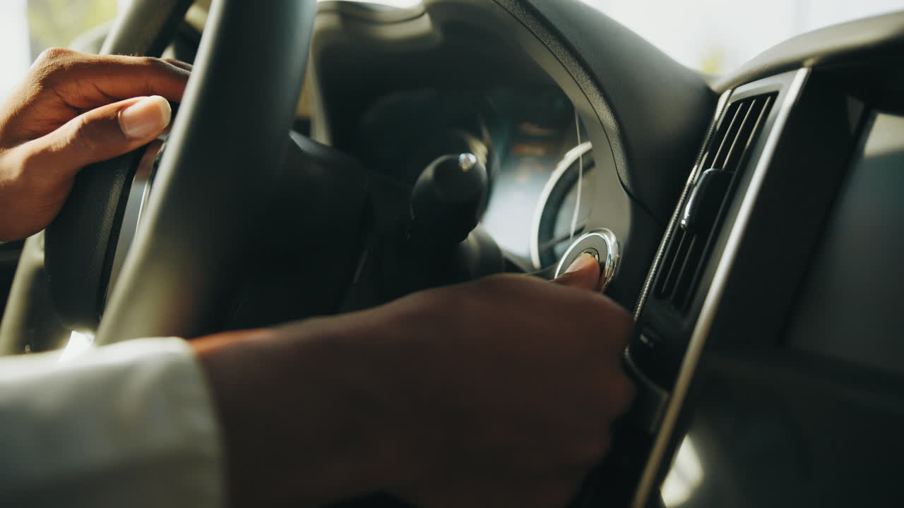 persona que arranca un coche