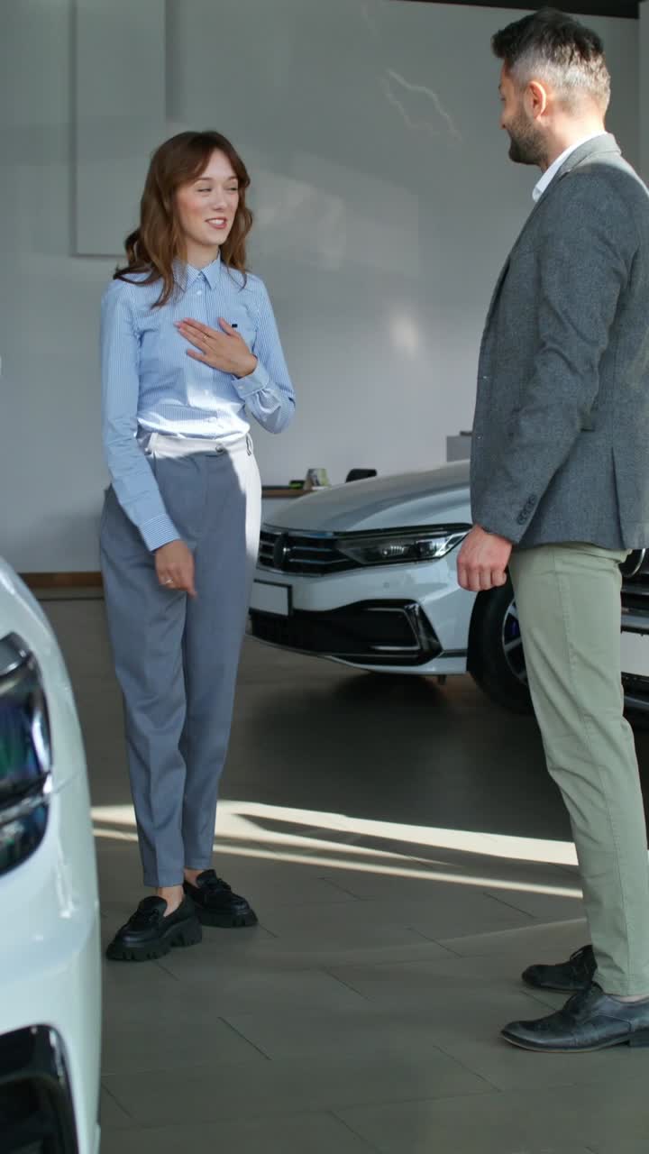 vendedor de automóviles discutiendo una compra