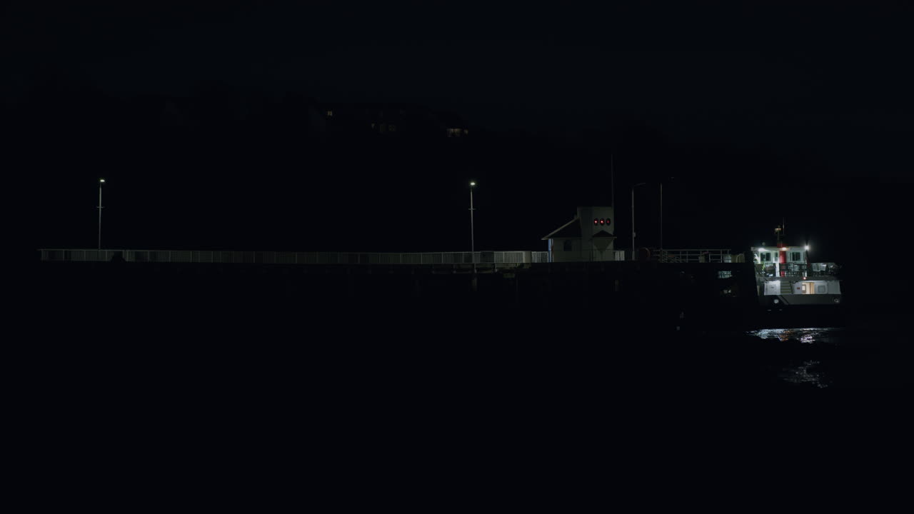 паром ждет на длинном пирсе ночью, далекий статический снимок