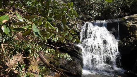 Weitwinkelaufnahme-Eines-Bergwasserfalls-In-Zeitlupe,-Aufgenommen-Mit-180-Bildern-Pro-Sekunde